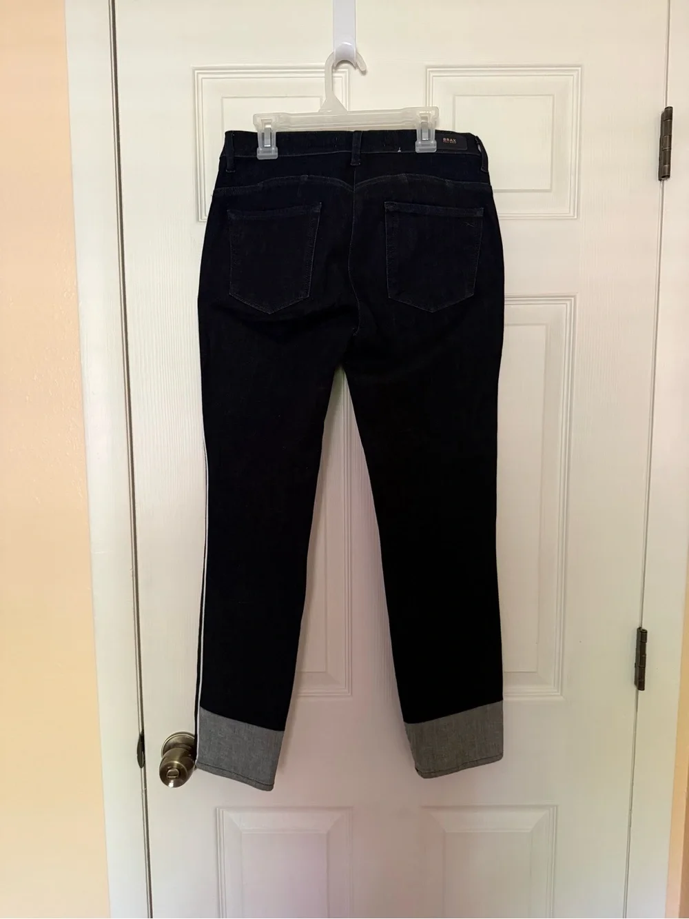 Women's BRAX Black Cropped Jeans Sz. 6